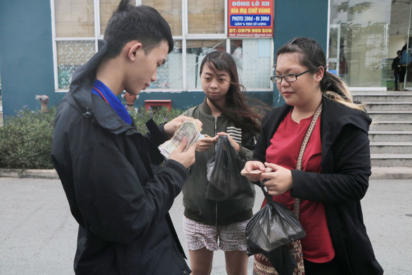 Dat delivers meals to students. Photo: Tuoi Tre