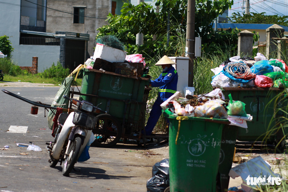 Trash piles up in front of a bus station on Xuan Dieu Street. Photo: Tuoi Tre
