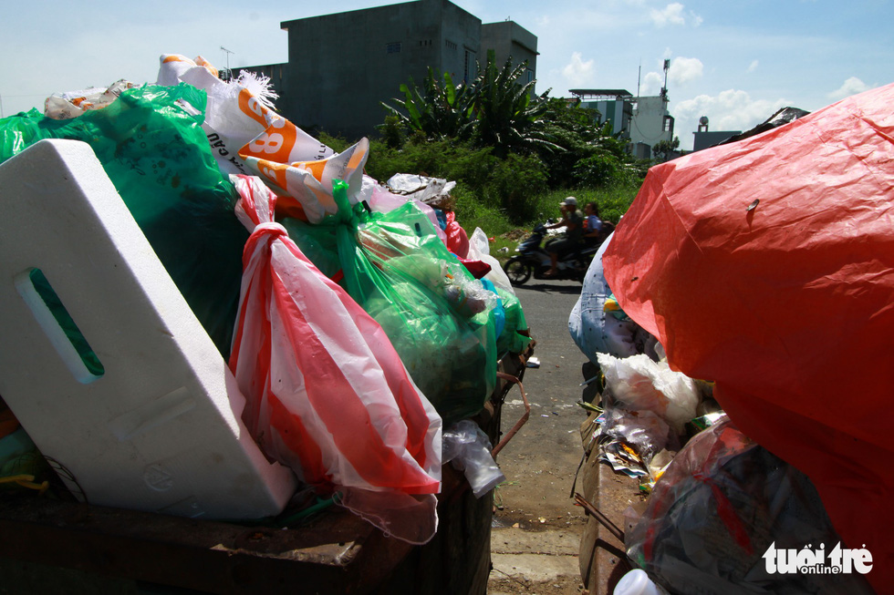 Garbage on Pham Huy Thong Street in Son Tra District. Photo: Tuoi Tre