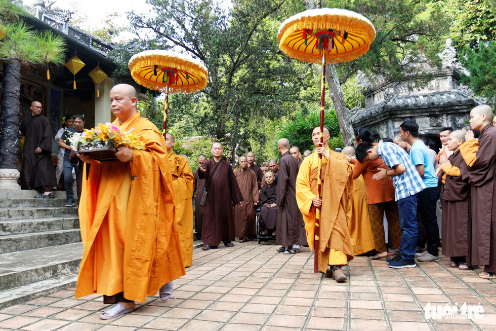 A monk carries offering flowers, followed by Thich Nhat Hanh at the Tu Hieu Pagoda in Thua Thien-Hue Province, central Vietnam, October 28, 2018. Photo: Tuoi Tre