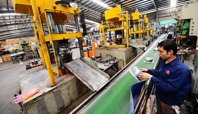 Workers operate an assembly line at a factory in Vietnam. Photo: Tuoi Tre