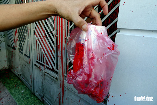 A bag of paint the debt collectors left in front of the house. Photo: Tuoi Tre