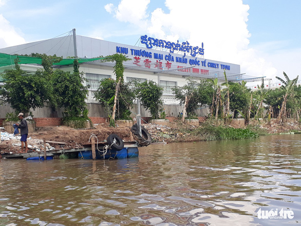 The makeshift ferry wharf on Cambodia’s side of the border. Photo: Tuoi Tre