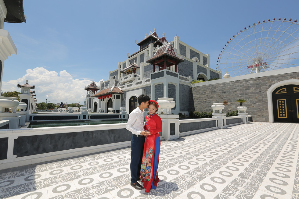 A couple poses for their wedding photo at Asia Park in Da Nang. Photo: Tuoi Tre