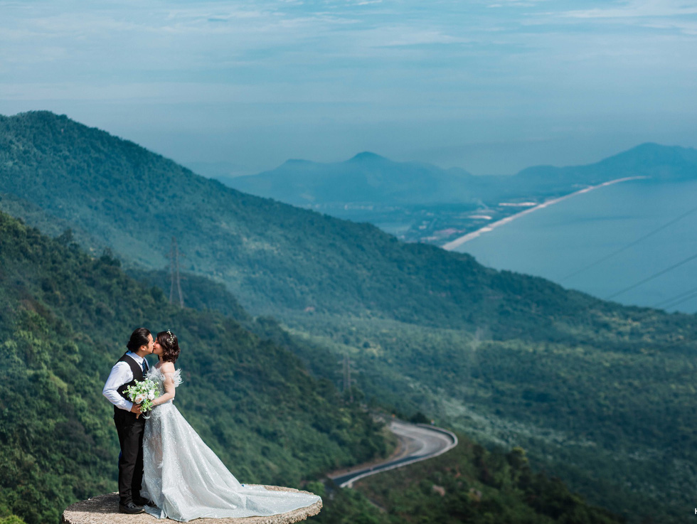 A couple poses for their wedding photo at Hai Van Pass in Da Nang. Photo: Tuoi Tre