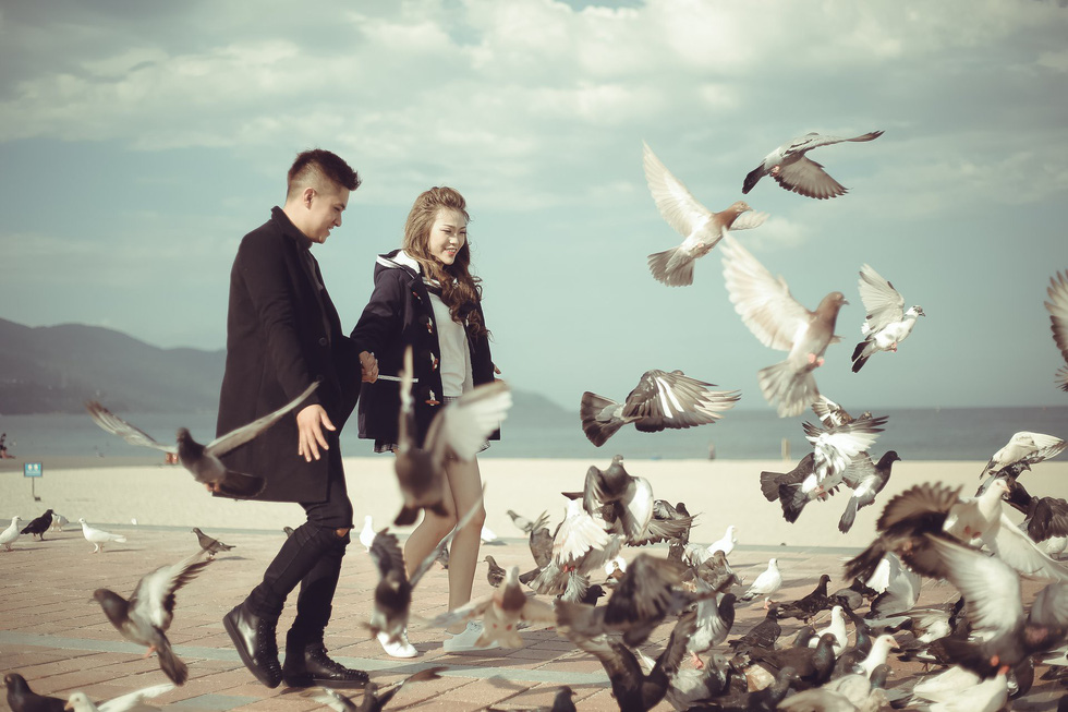 A couple poses for their wedding photo at My Khe Beach in Da Nang City. Photo: Tuoi Tre