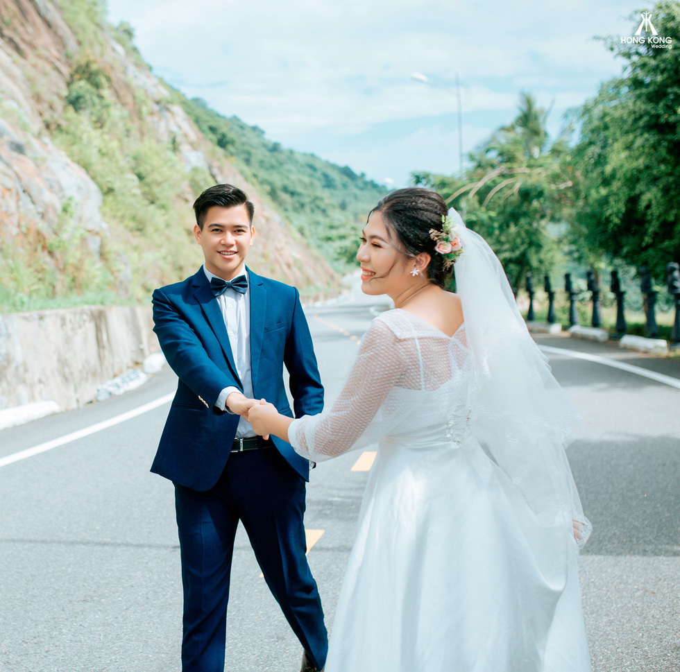 A couple poses for their wedding photo at a coastal road in Son Tra Peninsula, Da Nang. Photo: Tuoi Tre