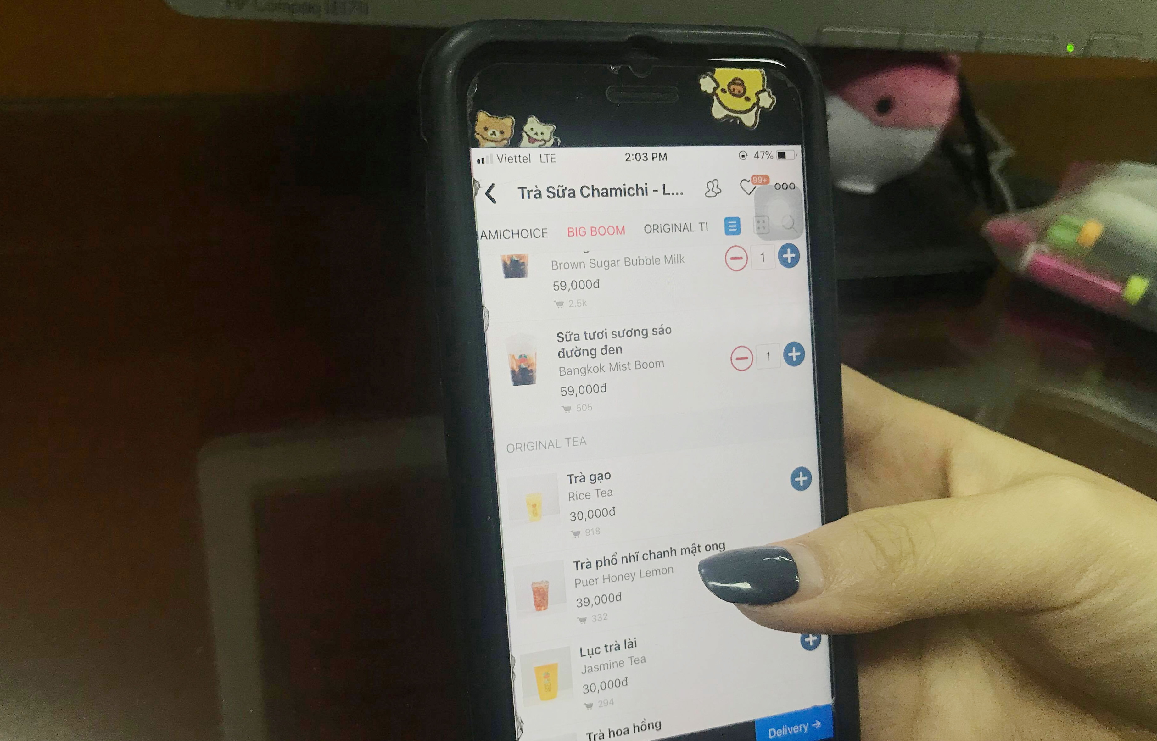 A person scrolls Now ordering app . Photo: Tuoi Tre News