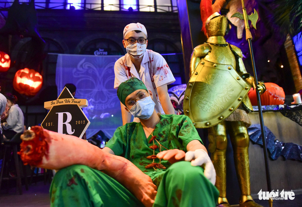 Two young men masquerade as ghost doctors on Bui Vien Street on October 31, 2018. Photo: Tuoi Tre
