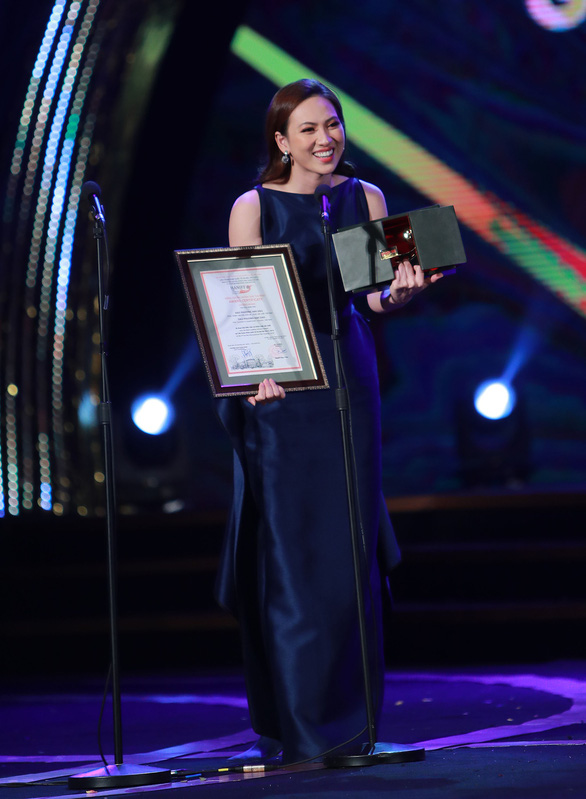 Vietnam’s Phuong Anh Dao wins the Best Actress at the fifth Hanoi International Film Festival (HANIFF) in the Vietnamese capital on Oct 31, 2018. Photo: Tuoi Tre