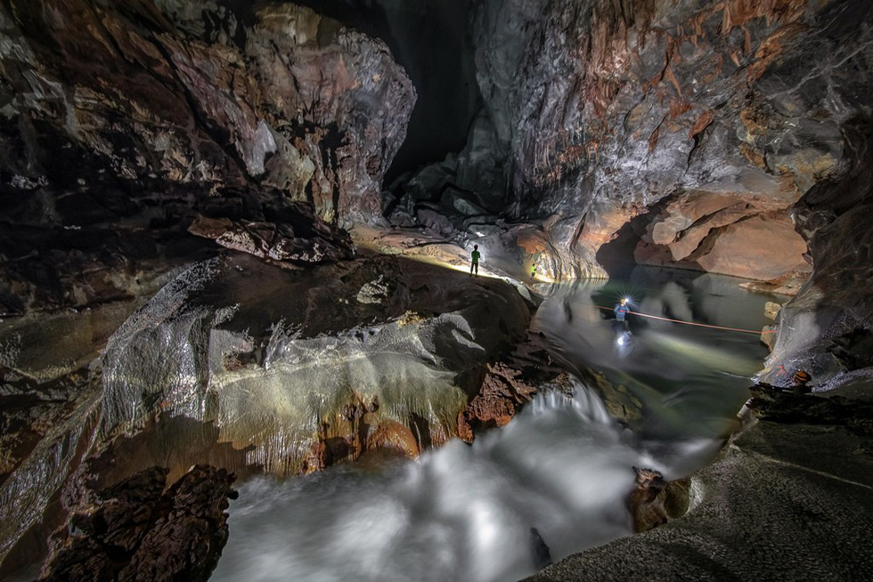Photo “Hanh trinh vuot song hang Son Doong” (The journey crossing the river in Son Doong Cave) by Hoang Thu Huong