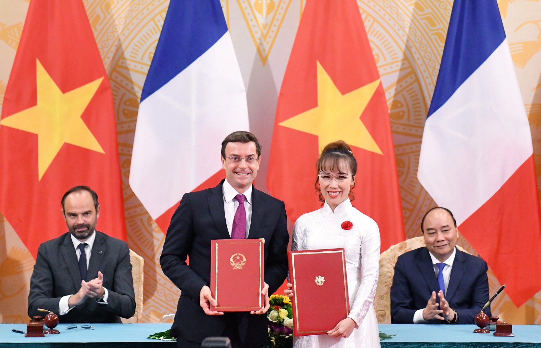 Vietnamese Prime Minister Nguyen Xuan Phuc (R) and French Prime Minister Edouard Philippe (L) witness the signing of a deal between Airbus and Vietjet in Hanoi on November 2, 2018. Photo: Vietjet