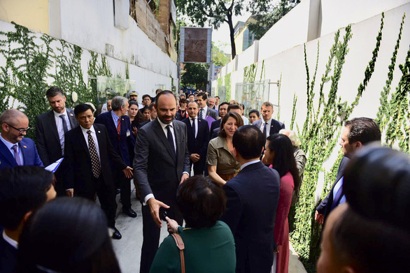 French Prime Minister Edouard Philippe shakes hands with attendees at the opening ceremony for the French Medical Center in Ho Chi Minh City, Vietnam, November 4, 2018. Photo: Tuoi Tre