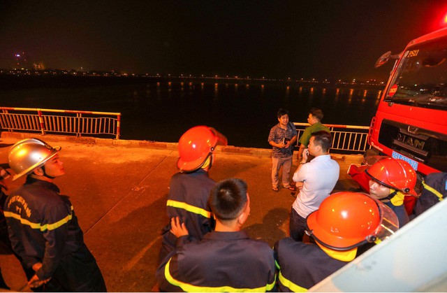 The section of Chuong Duong Bridge in Hanoi where the automobile plunged into the river on November 3, 2018. Photo: Tuoi Tre