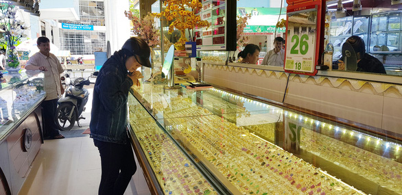 A gold shop in downtown Can Tho City in southern Vietnam where a man was caught chasing out a 100-dollar bill in January 2018. Photo: Tuoi Tre