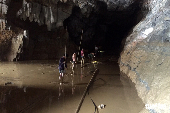 Rescue workers stand in the cave where two mining workers have been trapped, in Hoa Binh Province, northern Vietnam, November 5, 2018. Photo: Tuoi Tre