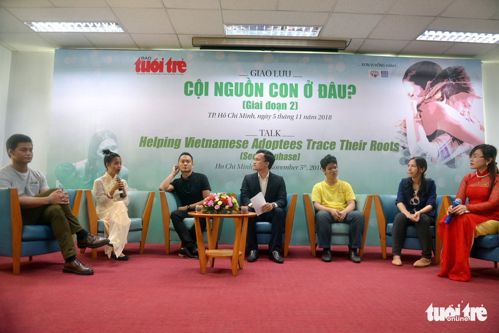 Guests and hosts join a talk about helping Vietnamese adoptees trace their roots in Ho Chi Minh City on November 5, 2018. Photo: Tuoi Tre