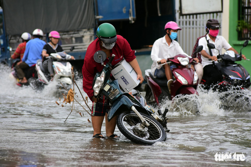 Residents grapple with tidal flooding in Ho Chi Minh City | Tuoi Tre News