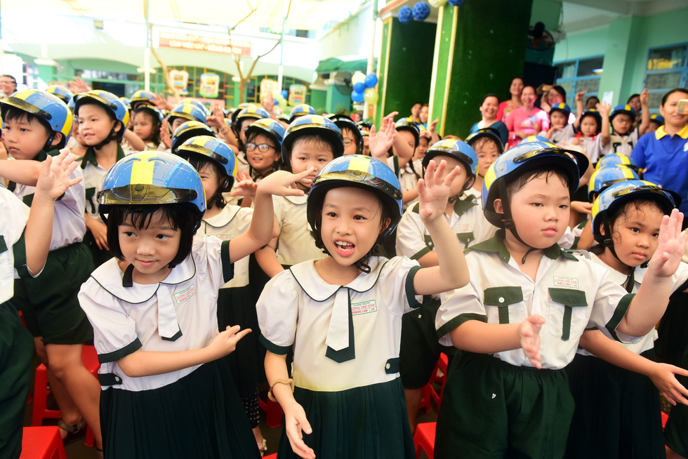 Students of Luong The Vinh Primary School are seen at the event. Photo: Tuoi Tre
