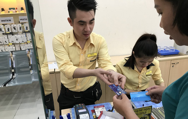 A customer pays by bank card at a The Gioi Di Dong store in Ho Chi Minh City. Photo: Tuoi Tre