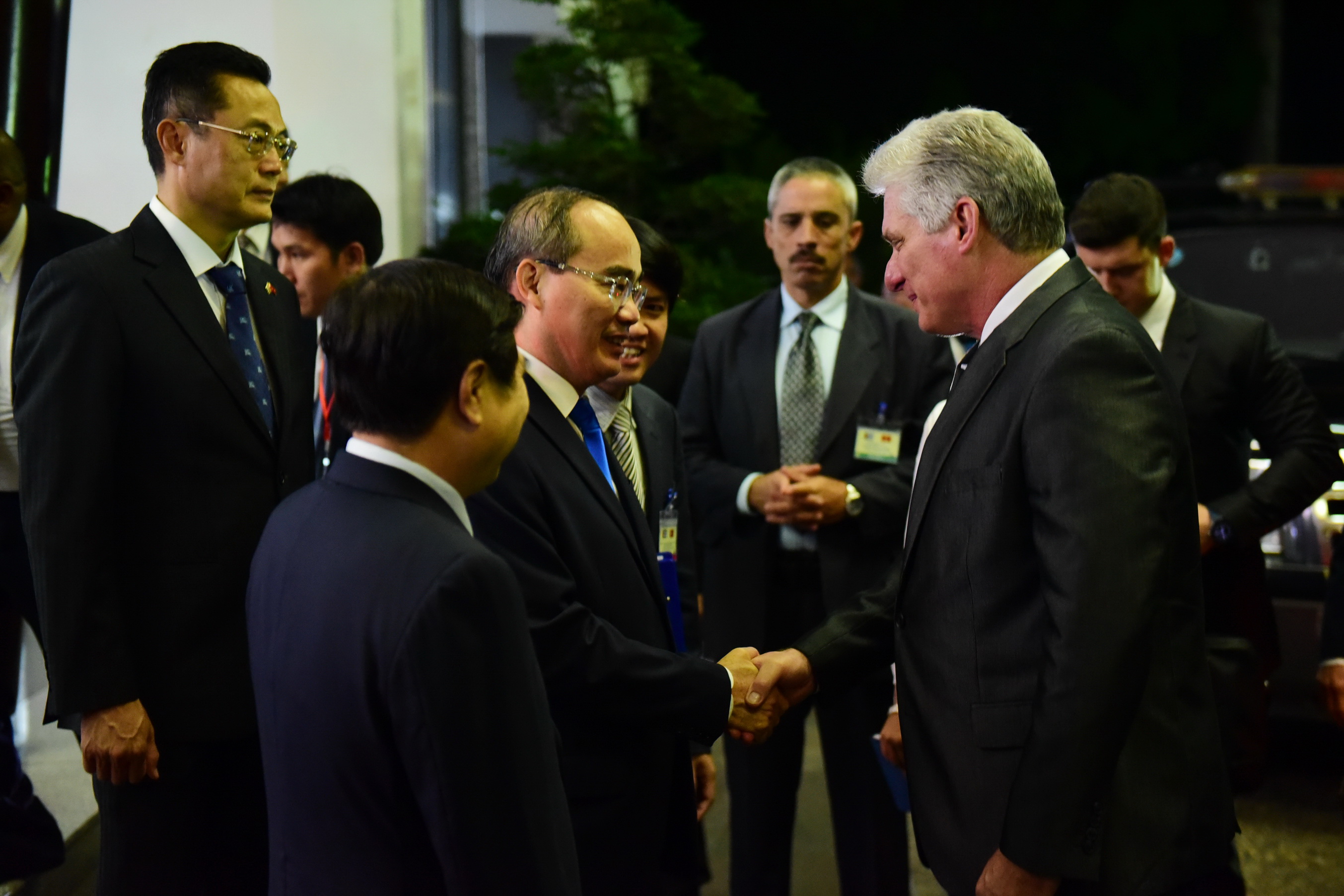 President Miguel Díaz-Canel shakes hands with Secretary of the Ho Chi Minh City Party Committee Nguyen Thien Nhan on November 10, 2018.