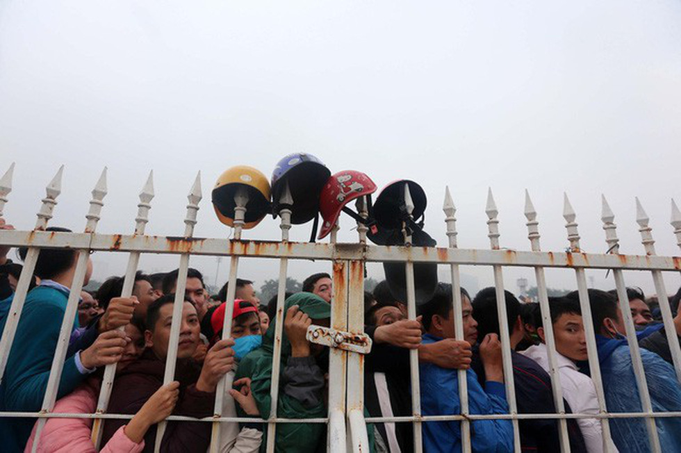 Fans crowd outside the My Dinh Stadium’s fence, waiting to buy tickets for Vietnam – Malaysia match on November 11, 2018. Photo: Tuoi Tre