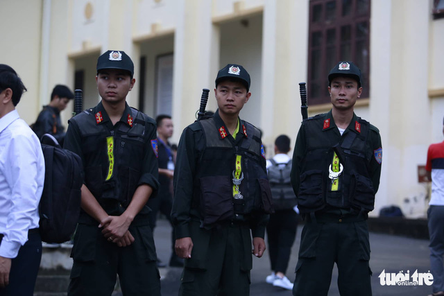 Security guards are stationed inside the court hall in Phu Tho Province, northern Vietnam on November 12, 2018. Photo: Tuoi Tre