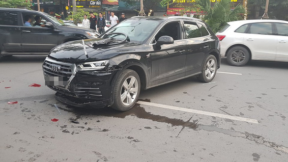 An Audi car is damaged after causing multiple accidents while reversing in Hanoi on November 12, 2018. Photo: Tuoi Tre