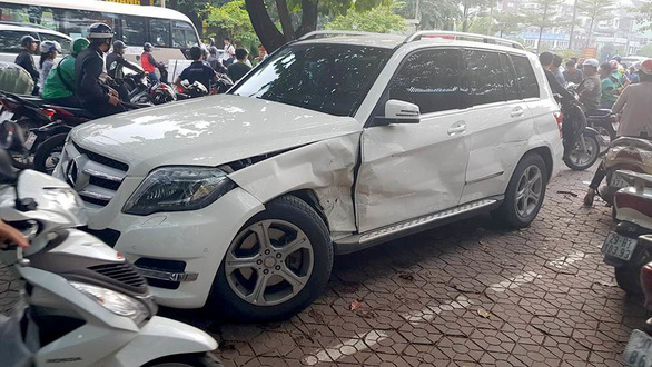 A Mercedes car is damaged after being hit by a reversing Audi car in Hanoi on November 12, 2018. Photo: Tuoi Tre