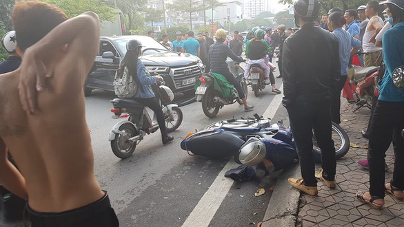 Locals gather around the site of an accident in Hanoi on November 12, 2018. Photo: Tuoi Tre