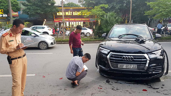 Police officers examine the site of an accident in Hanoi on November 12, 2018. Photo: Tuoi Tre