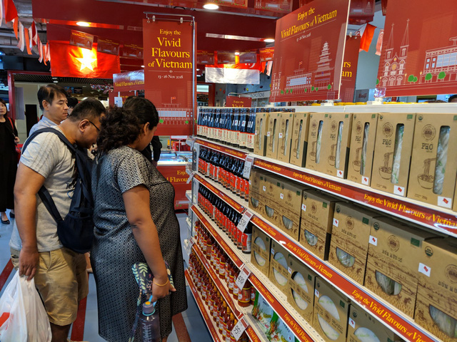 Consumers browse for products at the Vietnamese Goods Week. Photo: Tuoi Tre