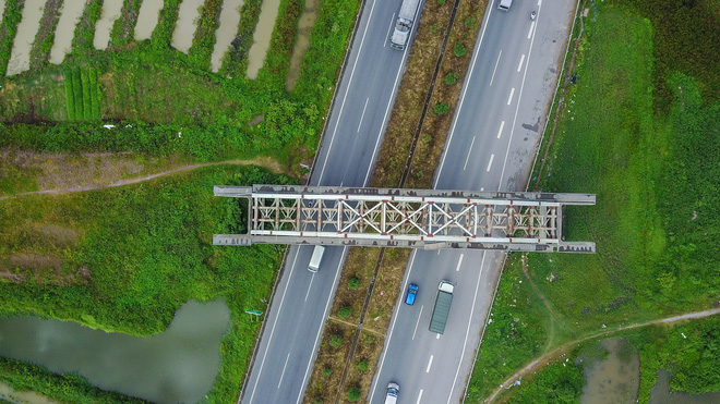 An overpass of the railway crosses the Hanoi - Bac Giang expressway. Photo: Tuoi Tre