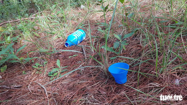 An empty bottle of weedkiller is found on the ground. Photo: Tuoi Tre