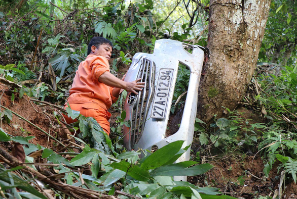 A piece of the car was separated from the rest of the vehicle during the crash. Photo: Tuoi Tre