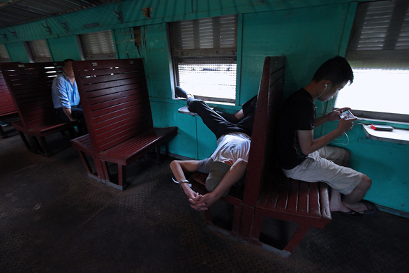 A handful of passengers board a train from Hanoi to Ha Long City in the northern province of Quang Ninh. Photo: Tuoi Tre