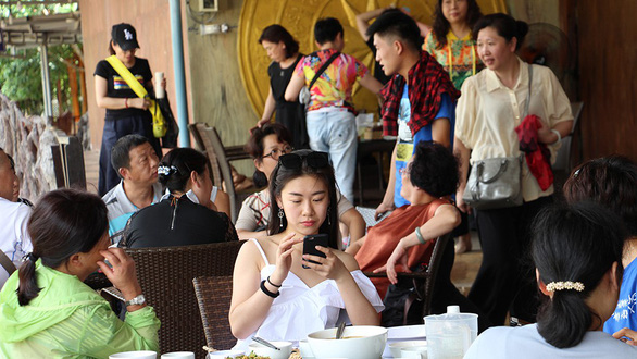 Foreign visitors are seen in Nha Trang City in the south-central province of Khanh Hoa. Photo: Tuoi Tre