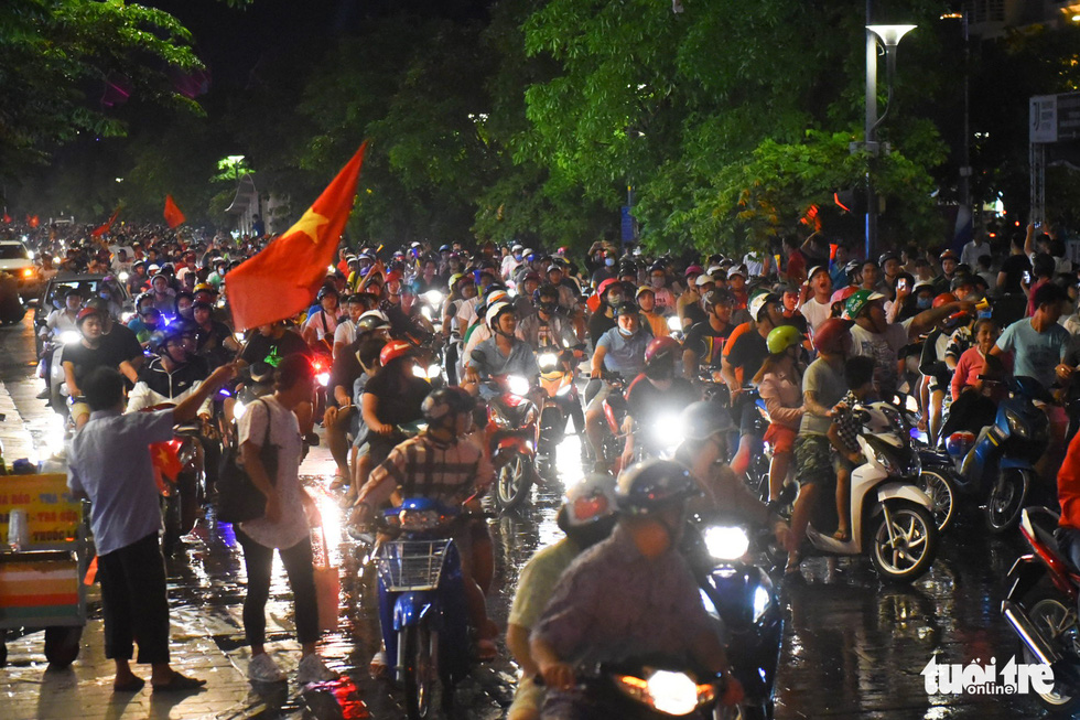 People crowd the Nguyen Hue pedestrian area to celebrate Vietnam's 2-0 victory against Malaysia at the 2018 AFF Championship on November 16, 2018. Photo: Tuoi Tre