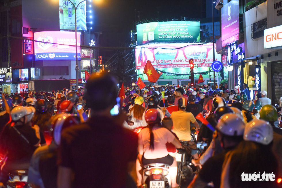 People take to the Phu Dong Roundabout in District 1 to celebrate Vietnam's 2-0 victory against Malaysia at the 2018 AFF Championship on November 16, 2018. Photo: Tuoi Tre