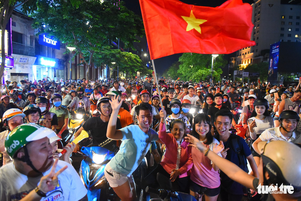 Vietnamese football fans in Ho Chi Minh City celebrate Vietnam's 2-0 victory against Malaysia at the 2018 AFF Championship on November 16, 2018. Photo: Tuoi Tre