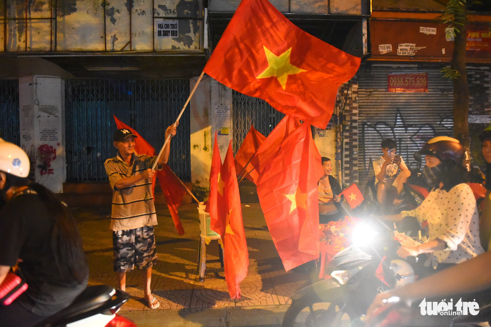 Vietnam national flags are sold along a street after Vietnam's 2-0 victory against Malaysia at the 2018 AFF Championship on November 16, 2018. Photo: Tuoi Tre