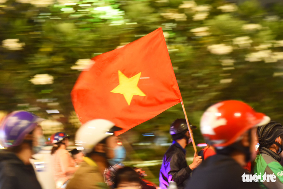 People crowd the Nguyen Hue pedestrian area to celebrate Vietnam's 2-0 victory against Malaysia at the 2018 AFF Championship on November 16, 2018. Photo: Tuoi Tre