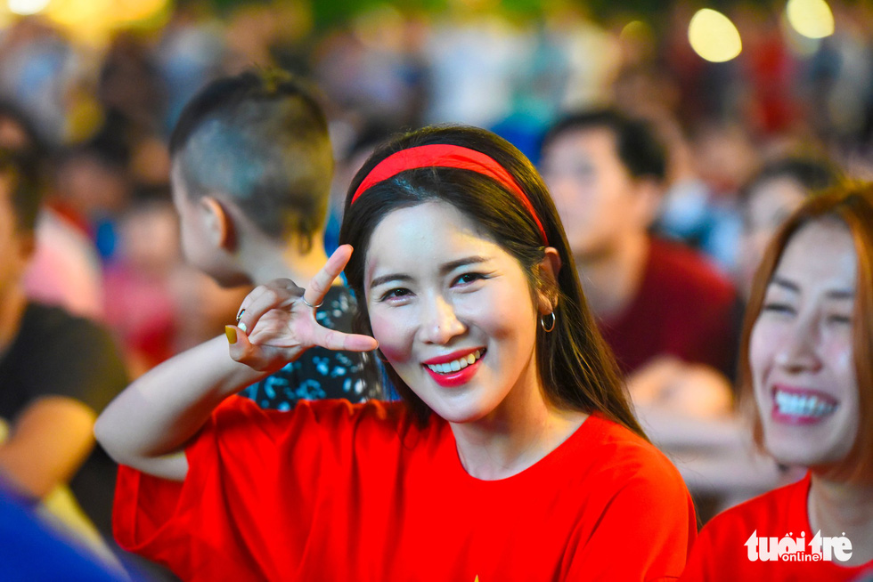 A South Korean female fan in a typical red T-shirt often worn by Vietnamese football fans is seen at the Nguyen Hue pedestrian area on November 16, 2018. Photo: Tuoi Tre