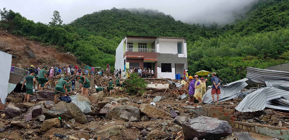 Rescue workers seek victims of a landslide in Nha Trang, Khanh Hoa Province, south-central Vietnam, on November 18, 2018. Photo: Tuoi Tre
