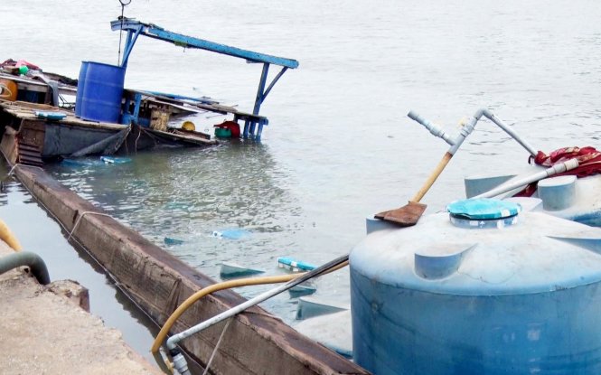  Boat  transporting acid  sinks in southern Vietnam Tuoi 