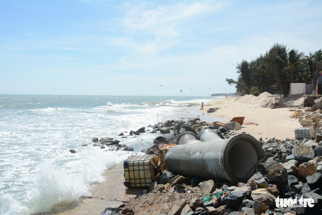 Resorts and beaches are destroyed by coastal erosion in Phan Thiet City in the south-central province of Binh Thuan. Photo: Tuoi Tre