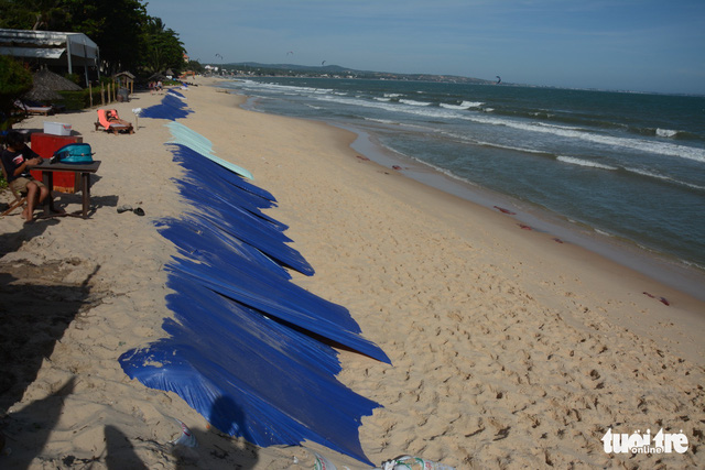 Makeshift dykes are erected by resorts in Phan Thiet City to prevent coastal erosion. Photo: Tuoi Tre