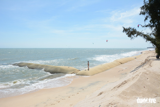 Makeshift dykes are erected by resorts in Phan Thiet City to prevent coastal erosion. Photo: Tuoi Tre