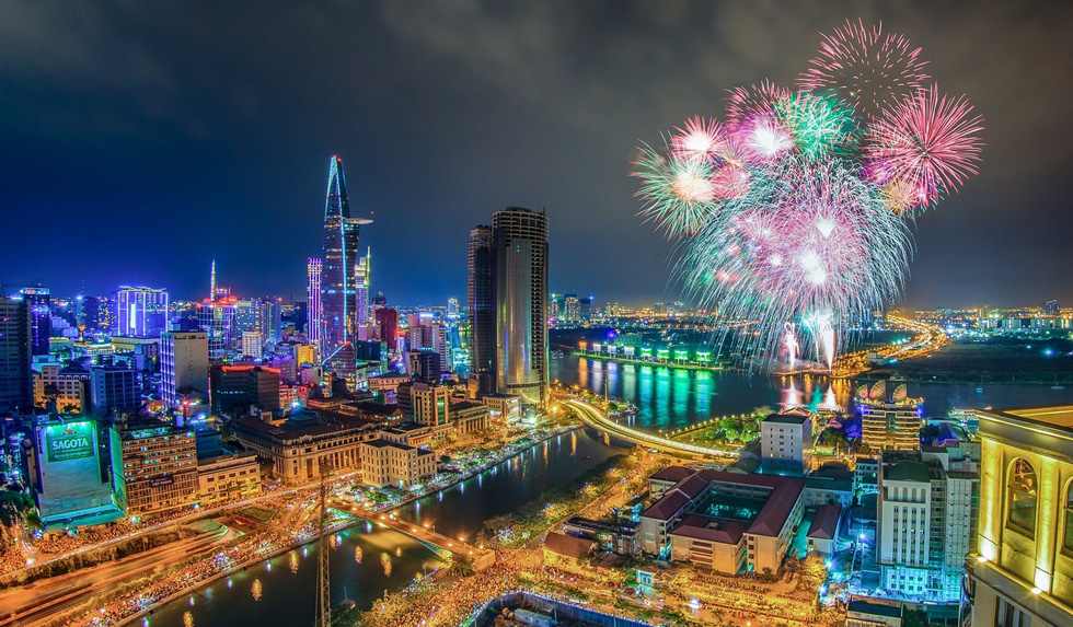 An aerial view of fireworks seen from District 4 on Vietnam Reunification Day on April 30, 2018. Photo: Nguyen Tan Tuan