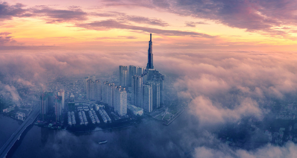 The Landmark 81, the now-tallest building in Ho Chi Minh City, is blurry in the clouds. Photo: Nguyen Tan Tuan